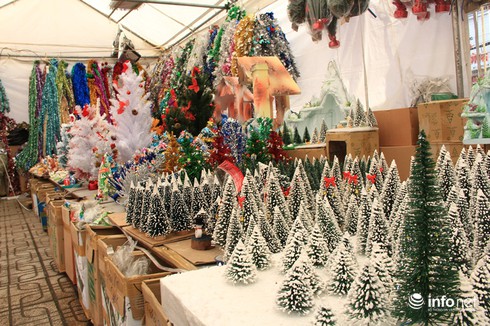 Thị trường Noel: Thông “tứ sắc” rực rỡ giá rẻ tràn ngập - ảnh 2