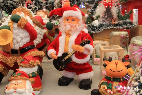 Thị trường Noel: Thông “tứ sắc” rực rỡ giá rẻ tràn ngập - ảnh 5