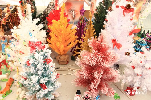 Thị trường Noel: Thông “tứ sắc” rực rỡ giá rẻ tràn ngập - ảnh 3