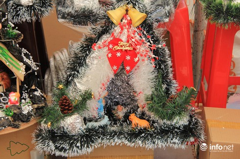Thị trường Noel: Thông “tứ sắc” rực rỡ giá rẻ tràn ngập - ảnh 4
