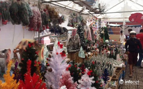 Thị trường Noel: Thông “tứ sắc” rực rỡ giá rẻ tràn ngập - ảnh 6