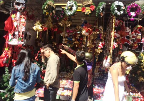 Thị trường Noel: Thông “tứ sắc” rực rỡ giá rẻ tràn ngập - ảnh 12