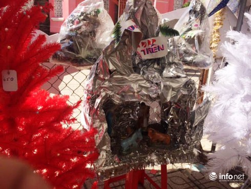 Thị trường Noel: Thông “tứ sắc” rực rỡ giá rẻ tràn ngập - ảnh 9