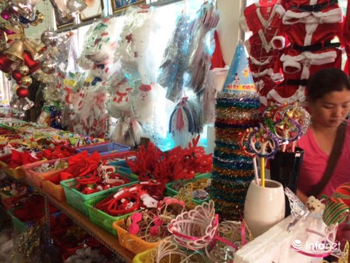 Thị trường Noel: Thông “tứ sắc” rực rỡ giá rẻ tràn ngập - ảnh 7