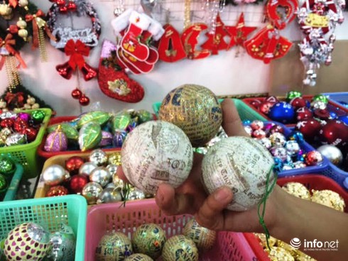 Thị trường Noel: Thông “tứ sắc” rực rỡ giá rẻ tràn ngập - ảnh 10