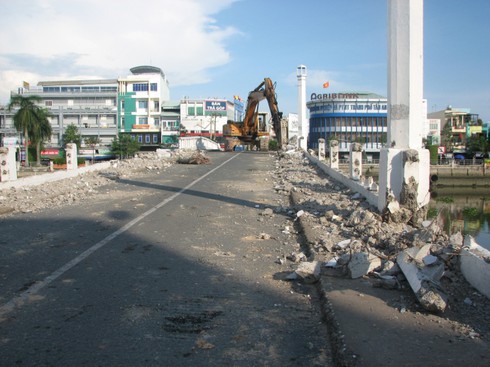 Dư luận phản ứng, chính quyền Long An vẫn quyết đập bỏ cầu trăm tuổi - ảnh 1