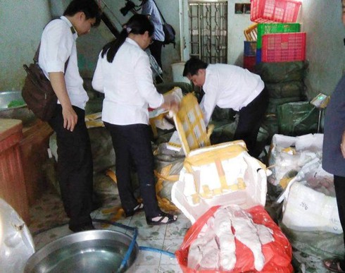 Phát hiện khoảng 2 tấn thịt heo bốc mùi nghi nhập từ Trung Quốc - ảnh 1