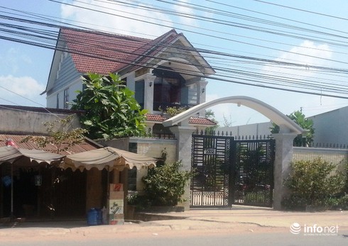 Camera ghi hình kẻ đột nhập, nổ súng tại nhà Bí thư huyện ủy Đức Hòa - ảnh 1