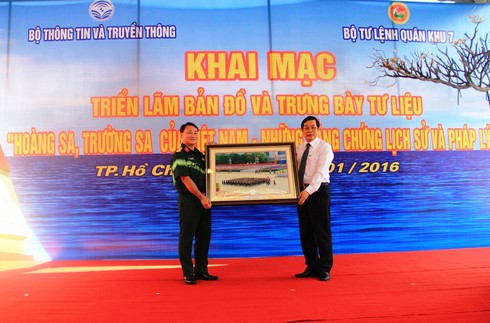 Triển lãm tư liệu, bản đồ Hoàng Sa và Trường Sa tại Bộ Tư lệnh Quân khu 7 - ảnh 6