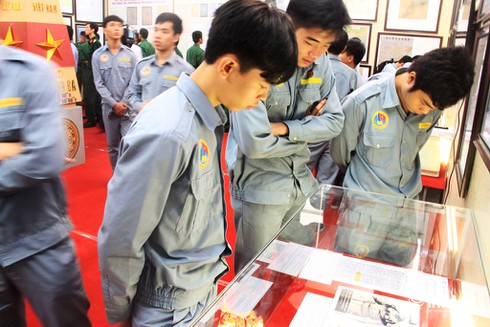 Triển lãm tư liệu, bản đồ Hoàng Sa và Trường Sa tại Bộ Tư lệnh Quân khu 7 - ảnh 14