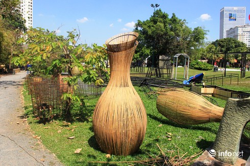 Nghệ nhân gấp rút hoàn thành tiểu cảnh đường hoa Tết Bính Thân - ảnh 17