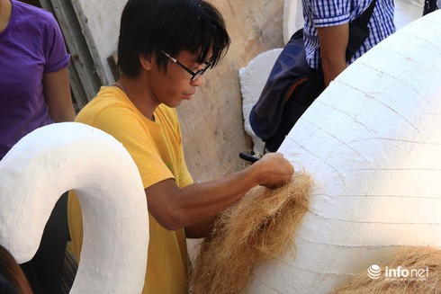 Nghệ nhân gấp rút hoàn thành tiểu cảnh đường hoa Tết Bính Thân - ảnh 2