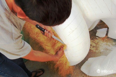 Nghệ nhân gấp rút hoàn thành tiểu cảnh đường hoa Tết Bính Thân - ảnh 3