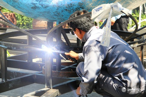 Nghệ nhân gấp rút hoàn thành tiểu cảnh đường hoa Tết Bính Thân - ảnh 13