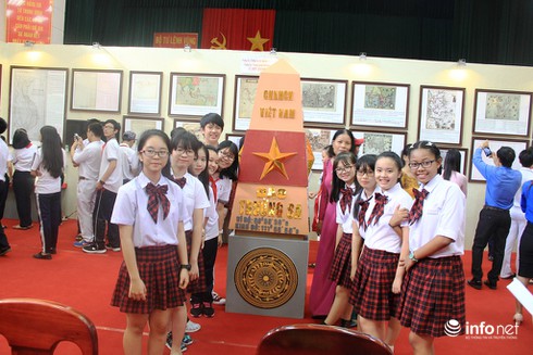 Học sinh say mê với triển lãm bản đồ, tư liệu về Hoàng Sa và Trường Sa - ảnh 15