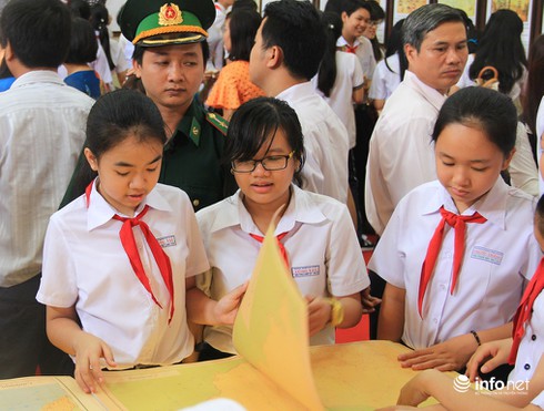 Học sinh say mê với triển lãm bản đồ, tư liệu về Hoàng Sa và Trường Sa - ảnh 9