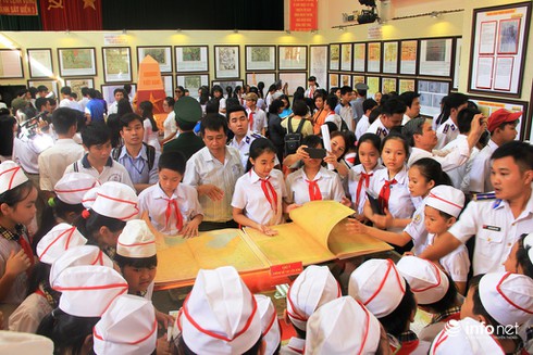 Học sinh say mê với triển lãm bản đồ, tư liệu về Hoàng Sa và Trường Sa - ảnh 8