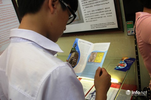Học sinh say mê với triển lãm bản đồ, tư liệu về Hoàng Sa và Trường Sa - ảnh 10