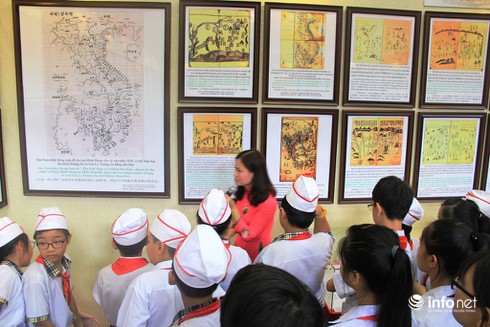 Học sinh say mê với triển lãm bản đồ, tư liệu về Hoàng Sa và Trường Sa - ảnh 11