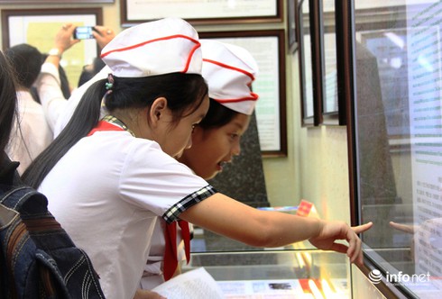 Học sinh say mê với triển lãm bản đồ, tư liệu về Hoàng Sa và Trường Sa - ảnh 12