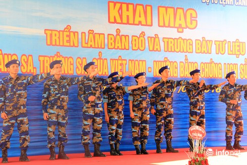 Học sinh say mê với triển lãm bản đồ, tư liệu về Hoàng Sa và Trường Sa - ảnh 4
