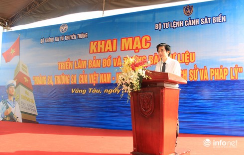 Học sinh say mê với triển lãm bản đồ, tư liệu về Hoàng Sa và Trường Sa - ảnh 1