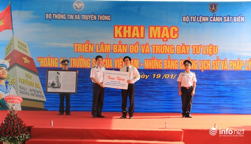 Học sinh say mê với triển lãm bản đồ, tư liệu về Hoàng Sa và Trường Sa - ảnh 2