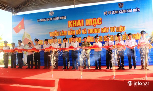 Học sinh say mê với triển lãm bản đồ, tư liệu về Hoàng Sa và Trường Sa - ảnh 3