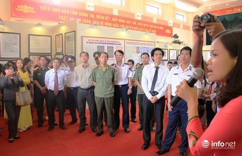 Học sinh say mê với triển lãm bản đồ, tư liệu về Hoàng Sa và Trường Sa - ảnh 7