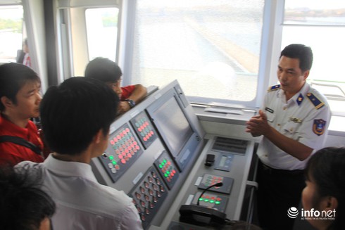 Học sinh TP. Vũng Tàu tham quan “nơi ăn chốn ở” của chiến sĩ Cảnh sát biển - ảnh 14