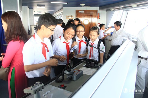 Học sinh TP. Vũng Tàu tham quan “nơi ăn chốn ở” của chiến sĩ Cảnh sát biển - ảnh 18
