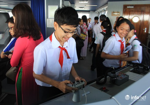 Học sinh TP. Vũng Tàu tham quan “nơi ăn chốn ở” của chiến sĩ Cảnh sát biển - ảnh 21