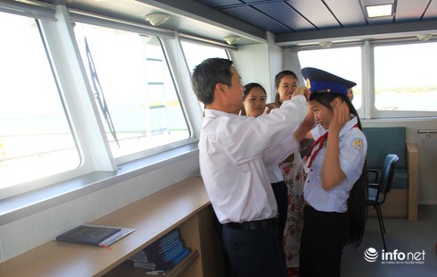 Học sinh TP. Vũng Tàu tham quan “nơi ăn chốn ở” của chiến sĩ Cảnh sát biển - ảnh 16