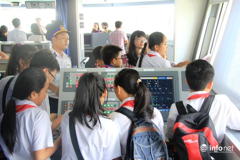 Học sinh TP. Vũng Tàu tham quan “nơi ăn chốn ở” của chiến sĩ Cảnh sát biển - ảnh 15