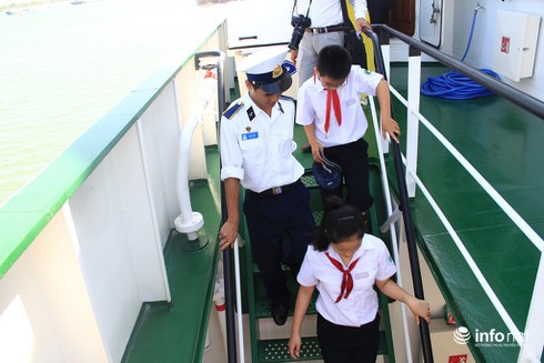 Học sinh TP. Vũng Tàu tham quan “nơi ăn chốn ở” của chiến sĩ Cảnh sát biển - ảnh 4