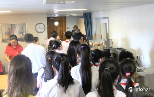 Học sinh TP. Vũng Tàu tham quan “nơi ăn chốn ở” của chiến sĩ Cảnh sát biển - ảnh 6