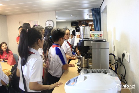 Học sinh TP. Vũng Tàu tham quan “nơi ăn chốn ở” của chiến sĩ Cảnh sát biển - ảnh 7
