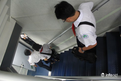 Học sinh TP. Vũng Tàu tham quan “nơi ăn chốn ở” của chiến sĩ Cảnh sát biển - ảnh 13