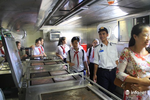Học sinh TP. Vũng Tàu tham quan “nơi ăn chốn ở” của chiến sĩ Cảnh sát biển - ảnh 12