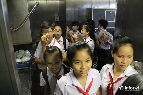 Học sinh TP. Vũng Tàu tham quan “nơi ăn chốn ở” của chiến sĩ Cảnh sát biển - ảnh 11