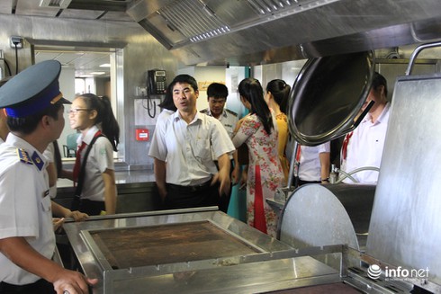 Học sinh TP. Vũng Tàu tham quan “nơi ăn chốn ở” của chiến sĩ Cảnh sát biển - ảnh 9