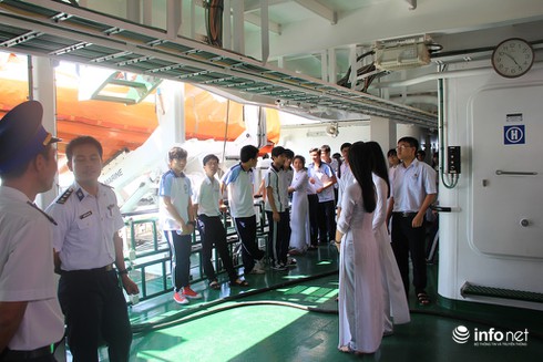 Học sinh TP. Vũng Tàu tham quan “nơi ăn chốn ở” của chiến sĩ Cảnh sát biển - ảnh 2