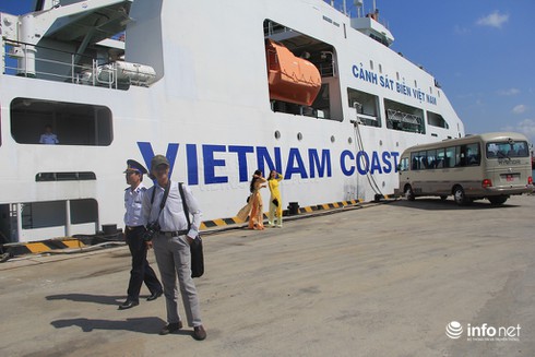 Học sinh TP. Vũng Tàu tham quan “nơi ăn chốn ở” của chiến sĩ Cảnh sát biển - ảnh 1