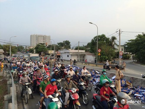 Người dân giúp tài xế xe tải gom hàng trăm thùng bia rơi xuống đường - ảnh 4