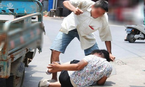 Kiên Giang: Gã chồng nhẫn tâm chém lìa tay vợ sau khi hòa giải ly hôn - ảnh 1