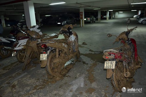 Hàng loạt xe máy, xe ô tô ở khu dân cư Giai Việt Residence “tắm bùn” - ảnh 2