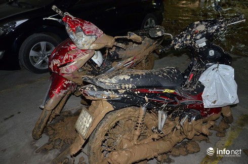 Hàng loạt xe máy, xe ô tô ở khu dân cư Giai Việt Residence “tắm bùn” - ảnh 1