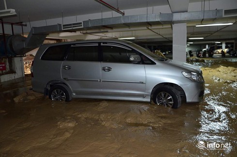 Hàng loạt xe máy, xe ô tô ở khu dân cư Giai Việt Residence “tắm bùn” - ảnh 3