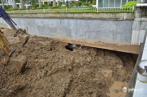 Hàng loạt xe máy, xe ô tô ở khu dân cư Giai Việt Residence “tắm bùn” - ảnh 4