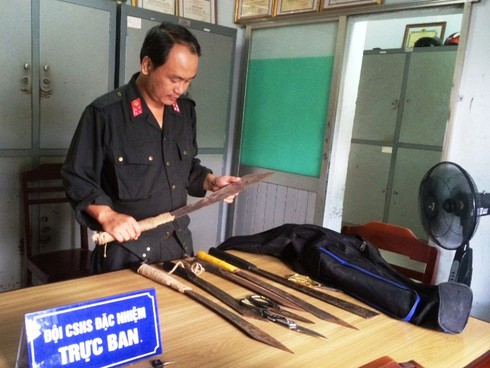 Ngăn chặn hai nhóm sắp đâm chém trước quán bar, thu giữ bao mã tấu - ảnh 1